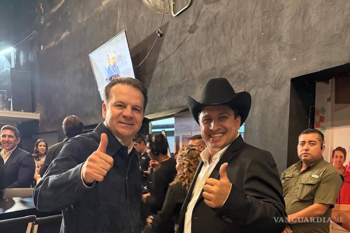 $!Julión Álvarez durante su asistencia al Segundo Informe Ciudadano del Gobernador, acompañado de autoridades locales.