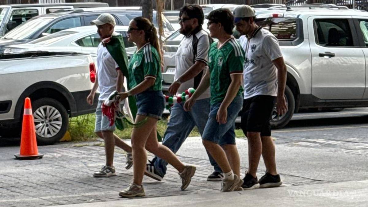 A pesar de intenso calor, acuden miles de aficionados al Fan Fest Monterrey