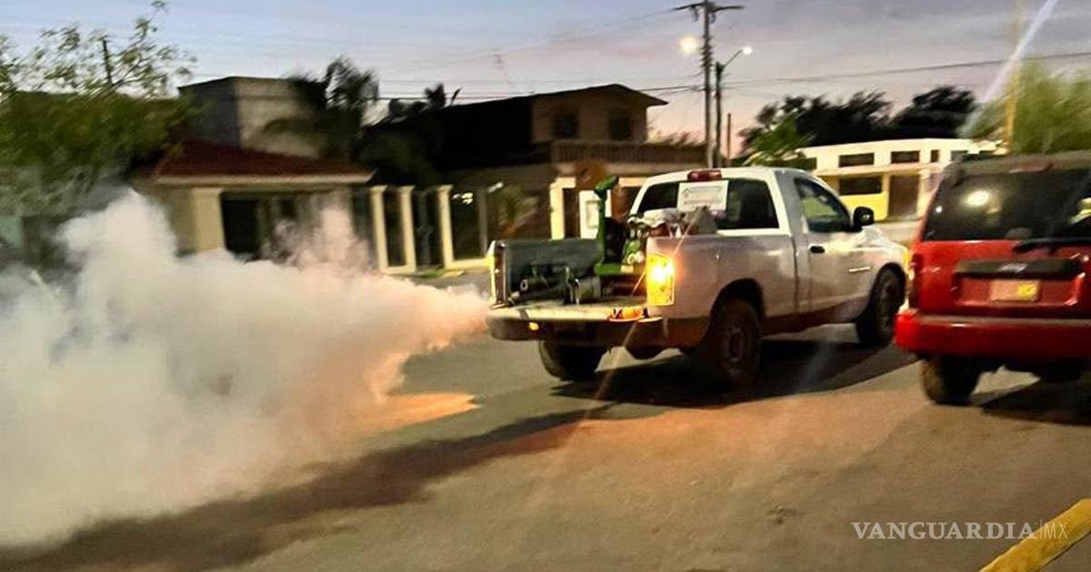 Fumigan en comunidades de Múzquiz, Coahuila; piden a vecinos eliminar criaderos de mosquitos
