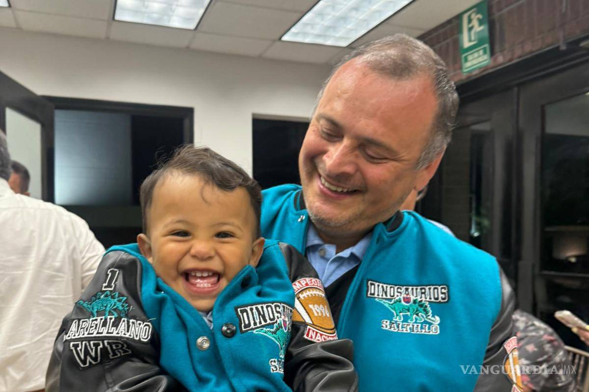 $!Un momento especial se vivió con el pequeño Zeus, quien también recibió su chamarra personalizada como nuevo integrante simbólico.