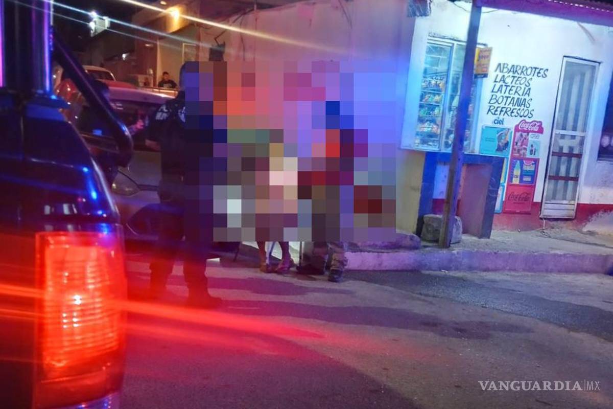 $!Vecinos de la colonia Eliseo Mendoza Berrueto ayudaron a la víctima cuando la encontraron escondida detrás de un vehículo, alertando a las autoridades.