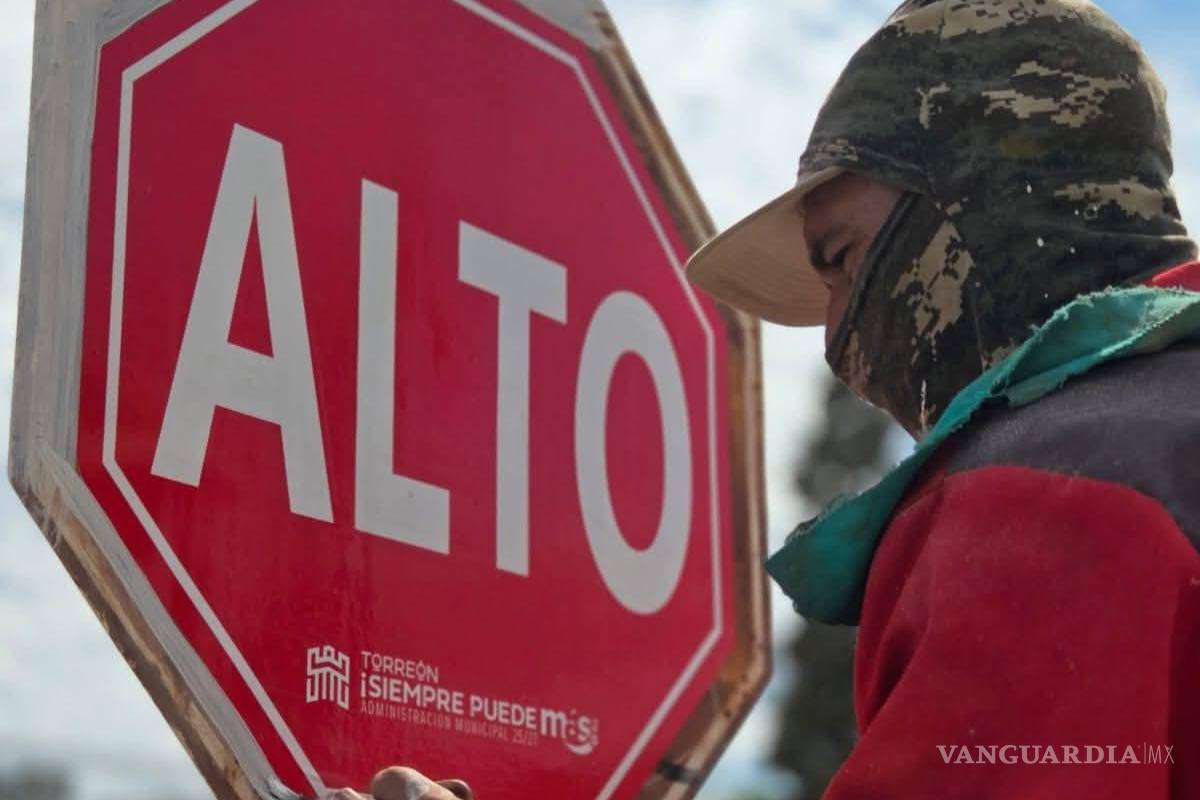 $!El SIMV trabaja en la limpieza, pintura y reposición de vinil reflectivo en la señalética urbana.