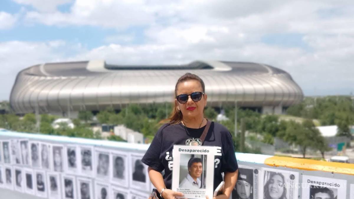 Pegan cárteles de víctimas de desaparición en Nuevo León cerca del Estadio Monterrey