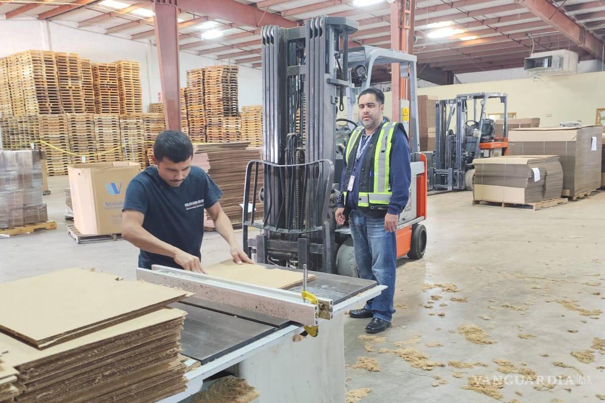 $!Personal de medicina del trabajo del IMSS Coahuila durante evaluación de riesgos laborales en una empresa.