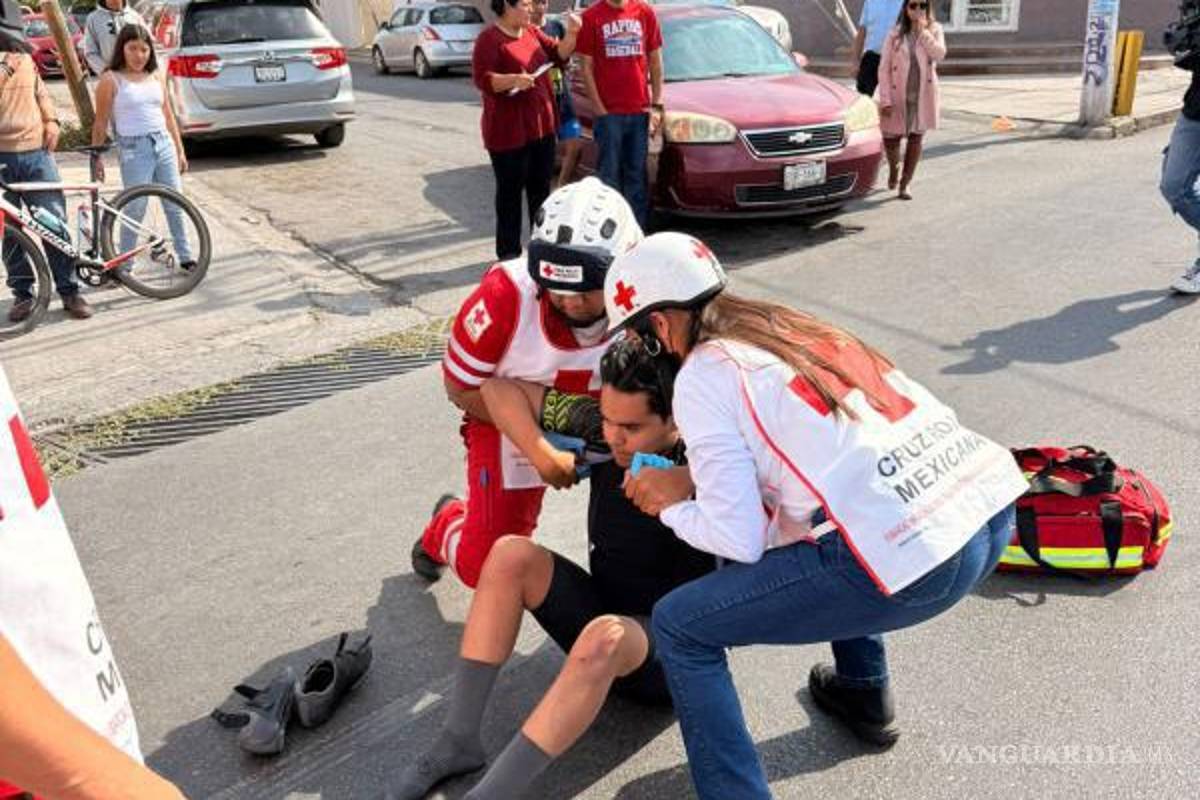 $!Paramédicos de la Cruz Roja atendieron al joven ciclista, quien presentó dolor en la pierna derecha.