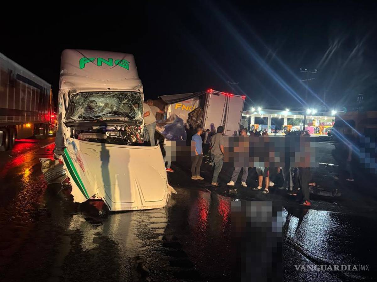 $!El accidente provocó largas filas de vehículos mientras se realizaban las maniobras de retiro.