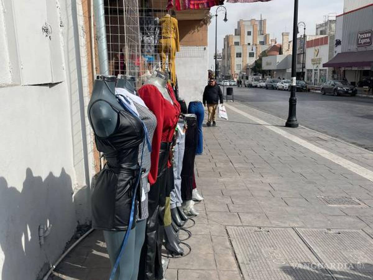 $!“Es para que la gente la vea”, comentó un vendedor, mientras que una tienda de ropa señaló que “nada más es tantito para que la gente se anime a entrar y ver más ropa”, dijeron los comerciantes.