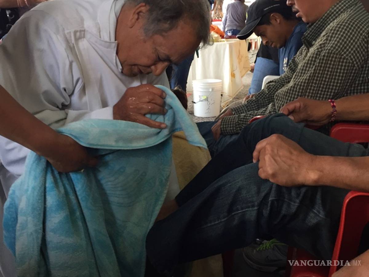 $!Voluntarios apoyan en lavatorio de pies en la Casa del Migrante de Saltillo