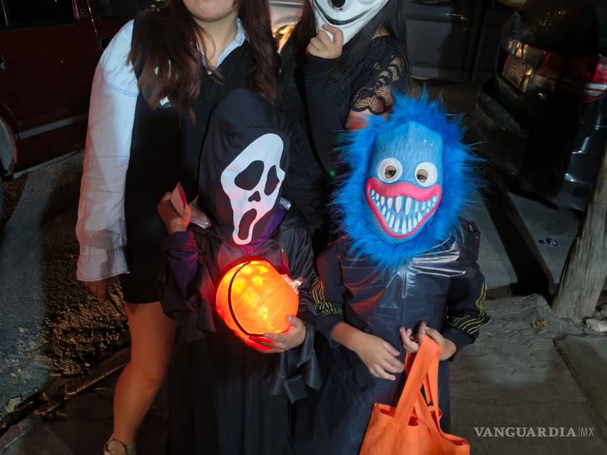 $!Las calles del Centro se llenaron de colores, disfraces y risas desde la tarde.