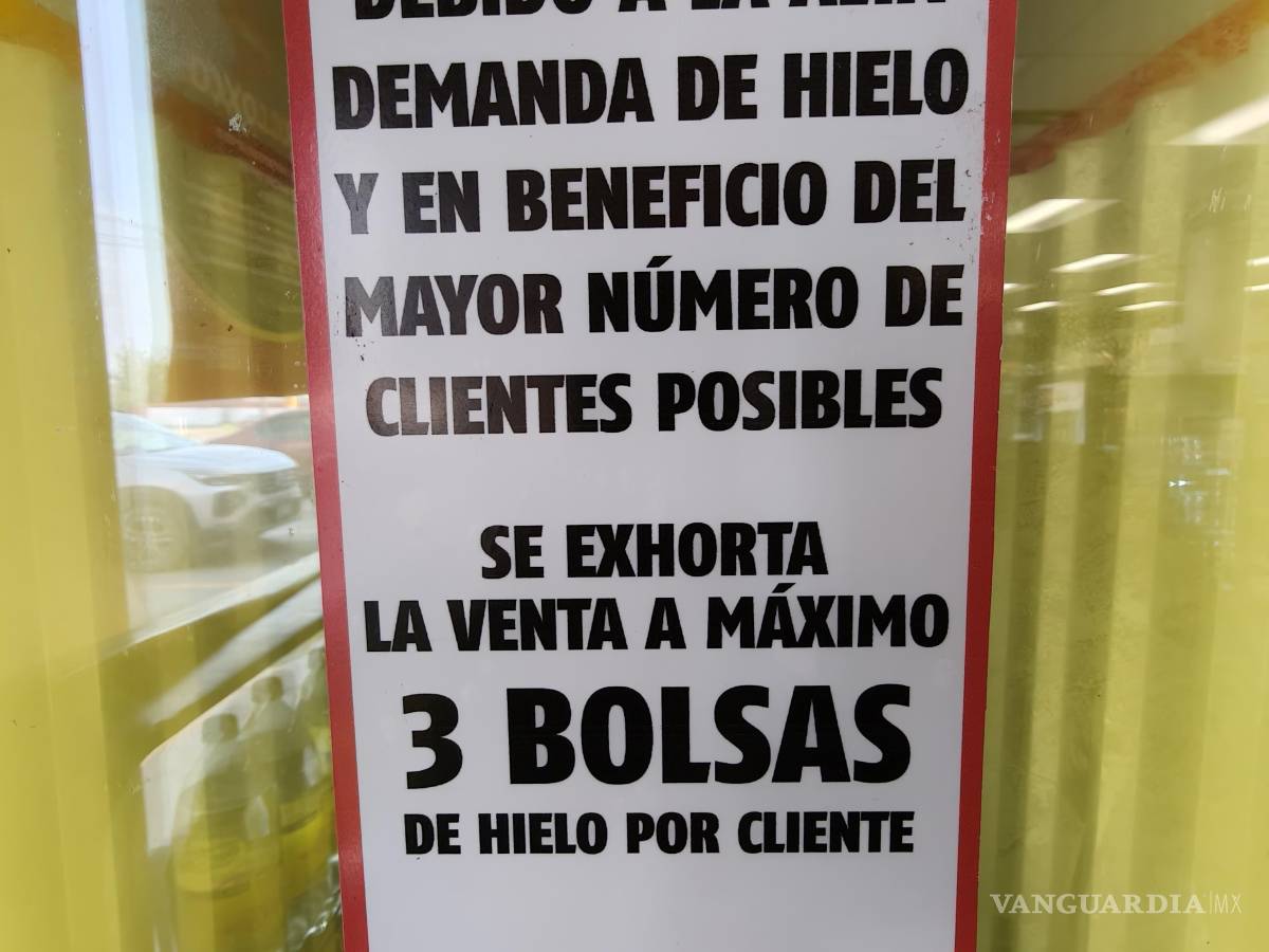$!En Oxxo se han colocado letreros que limitan la venta a solo tres bolsas de hielo por cliente.
