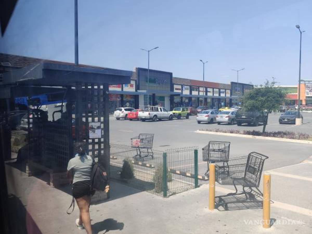 $!Debido a la ola de calor muchas jóvenes han recurrido al uso de pantalones cortos para realizar sus actividades diarias