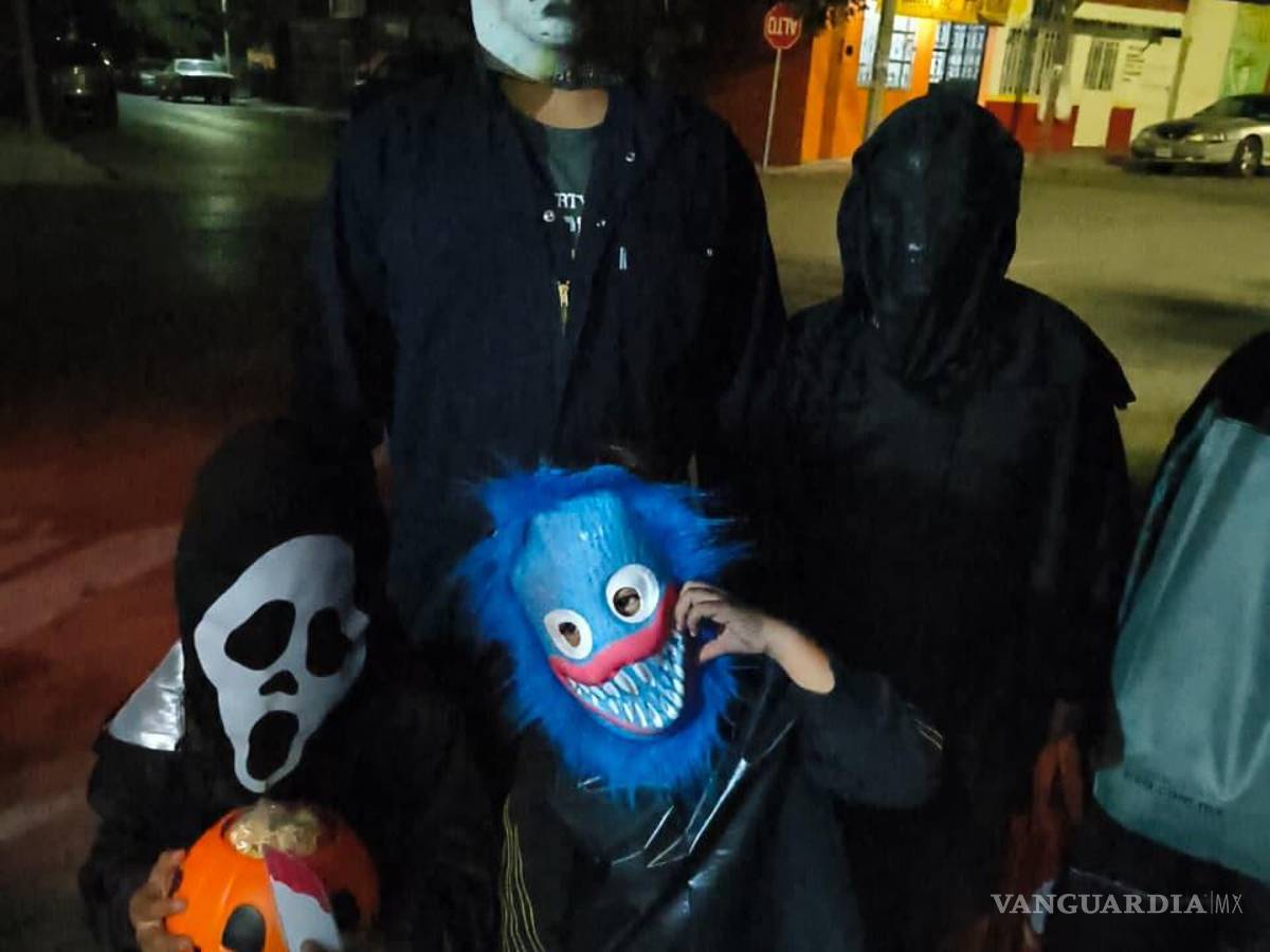 $!Padres y madres acompañaron a sus hijos en busca de dulces y diversión.