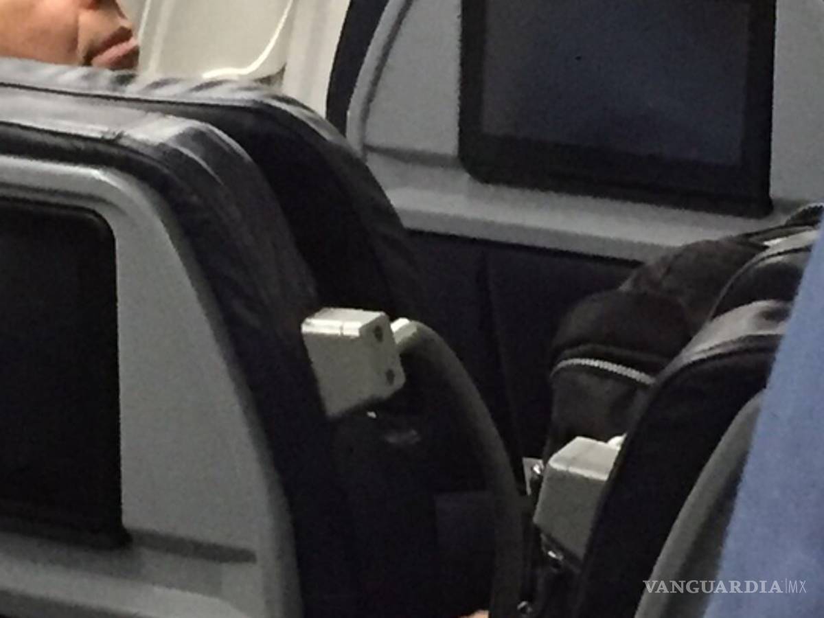 $!Eugenio Hernández es captado abordando un avión en Monterrey