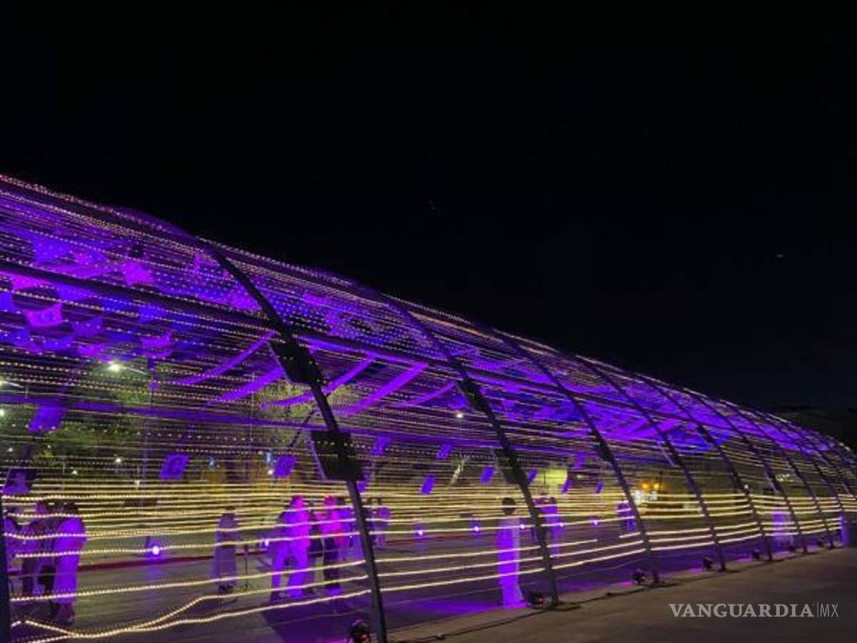 $!El túnel de bienvenida del Puente Internacional, se encontraba una intervención artística con tejidos y fotografías que honraba a mujeres que marcaron la historia.