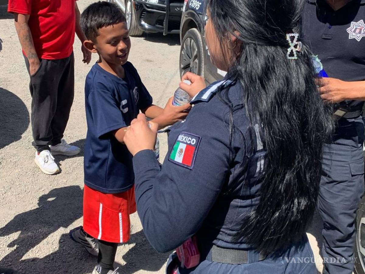 $!Oficiales conviven con habitantes de una colonia, como parte de las acciones de proximidad social implementadas por la Comisaría de Seguridad y Protección Ciudadana.