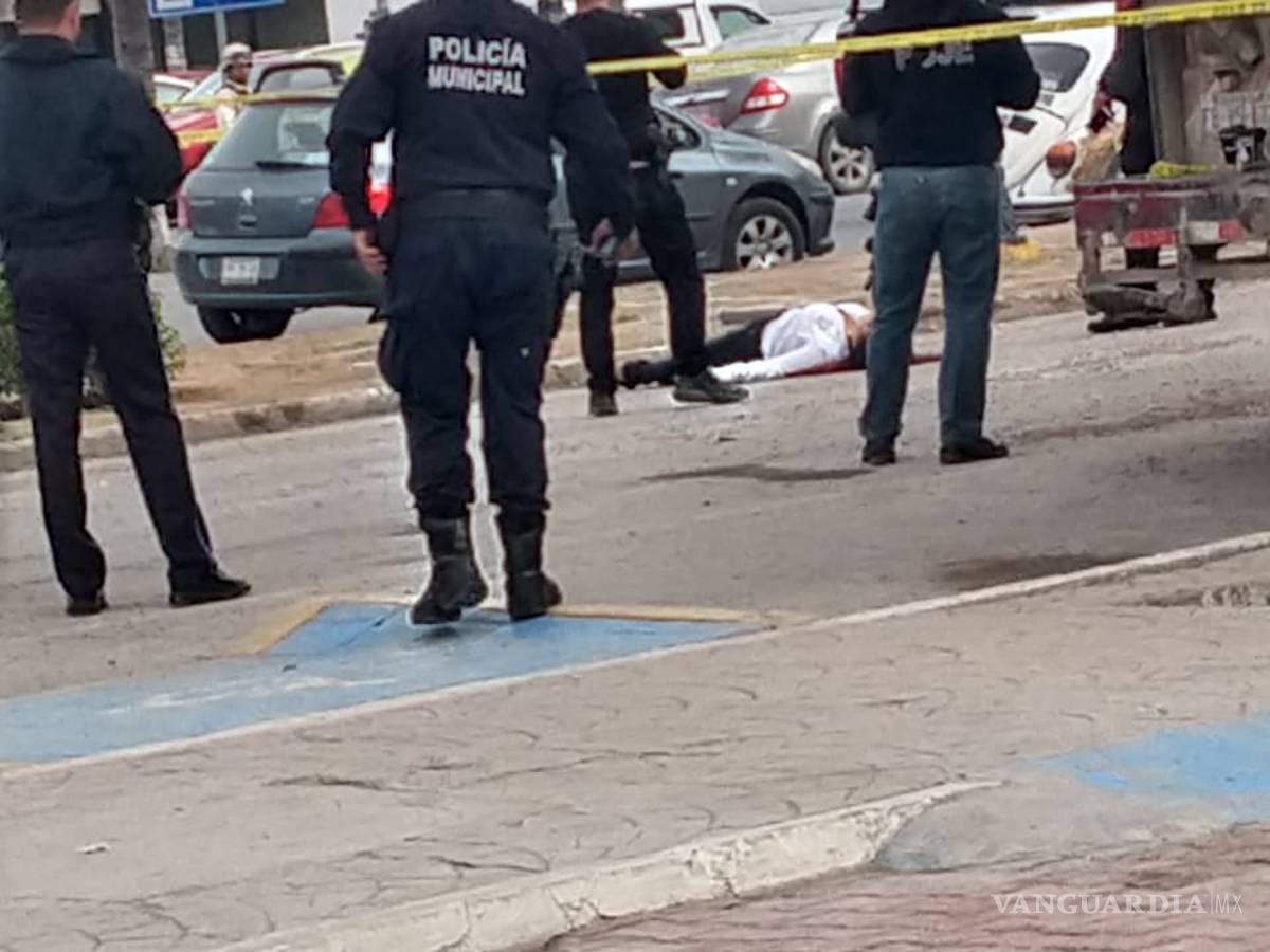 $!Asesinan a maestra a balazos y suspenden desfile de la Revolución en Torreón