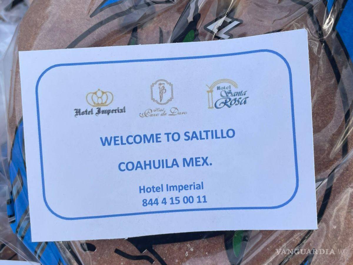 $!El empresario Héctor Horacio Dávila entrega un presente de bienvenida a los turistas canadienses en su paso por Saltillo, resaltando la hospitalidad de la región.
