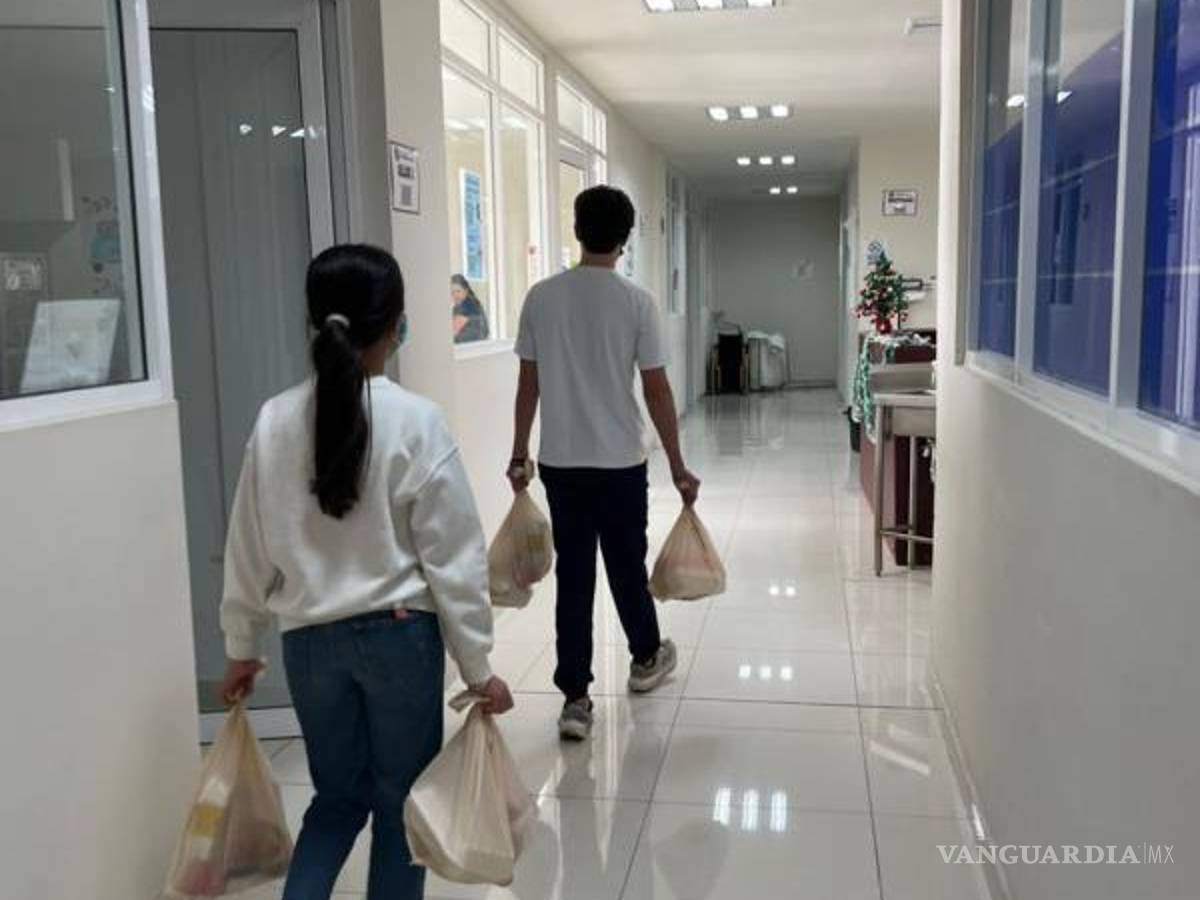 $!Voluntarios de Operación Pollo recorrieron hospitales, colonias y zonas marginadas para entregar cenas la noche del 24 de diciembre.