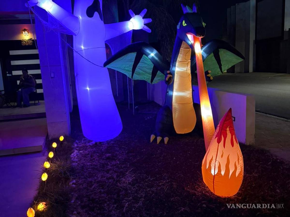 $!Vecinos se esmeraron en transformar sus casas en escenas terroríficas para recibir a los visitantes.
