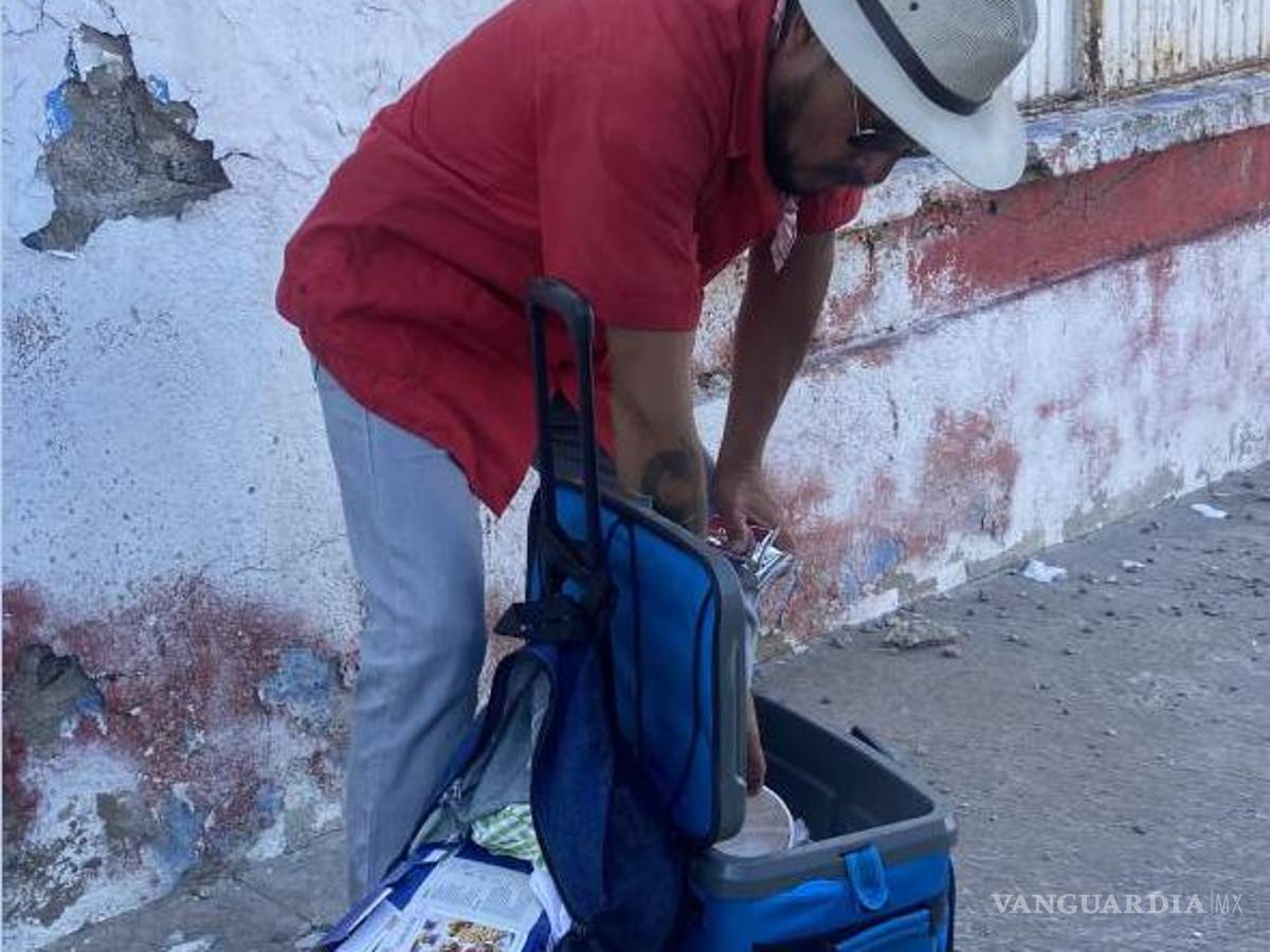 $!“Guillermo, empleado de Altos Hornos de México, ahora vende comida en las calles de Monclova para sobrevivir después del paro de labores.