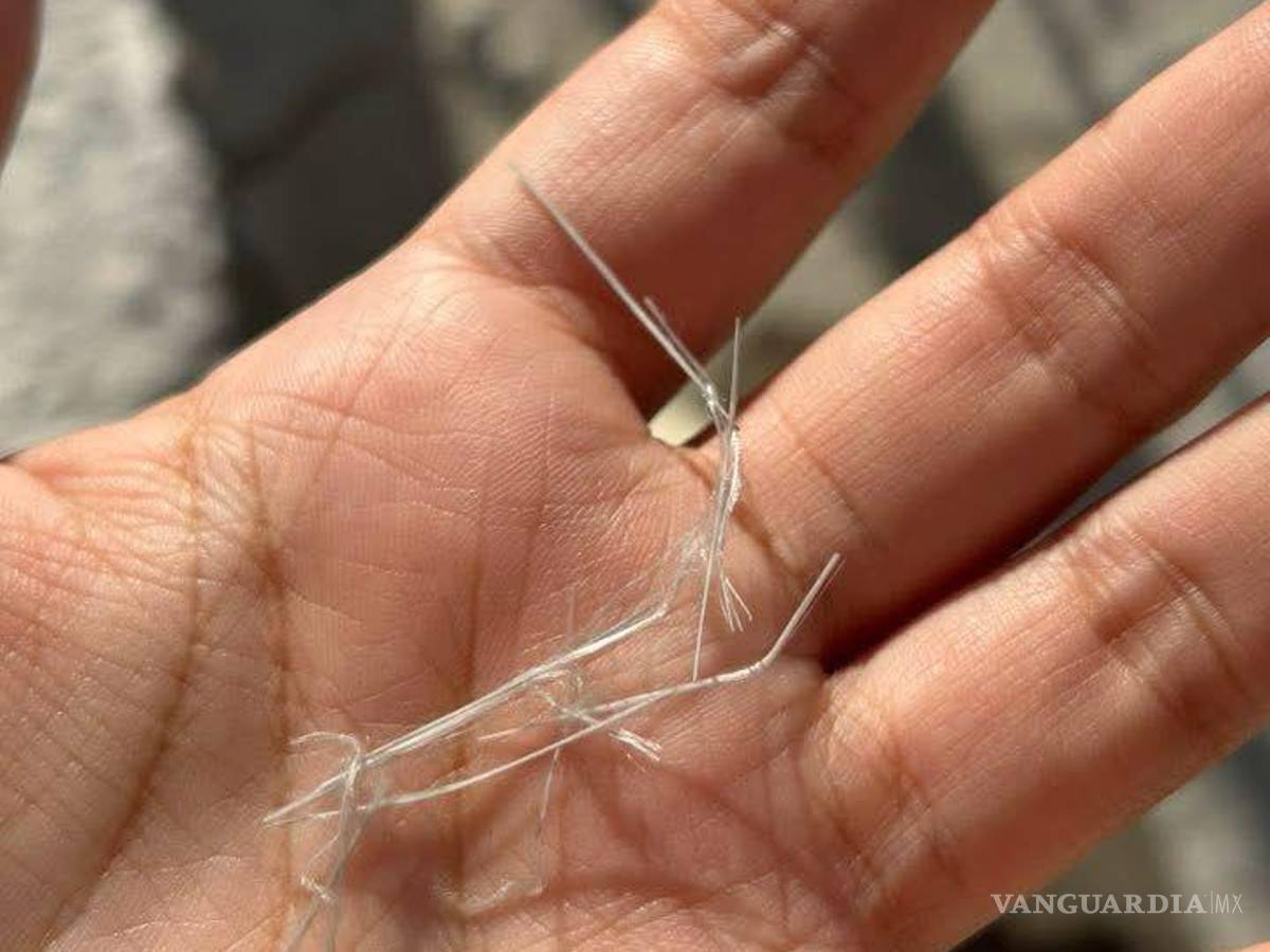 $!Fragmetos de materiales no identificados, caen en colonias aledañas al lugar del incendio.