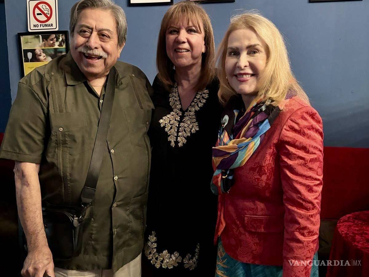 $!Luis Martín, asesor teatral de la autora Alicia Garza Martínez, al centro, y a la derecha, Cristina Sada Salinas.