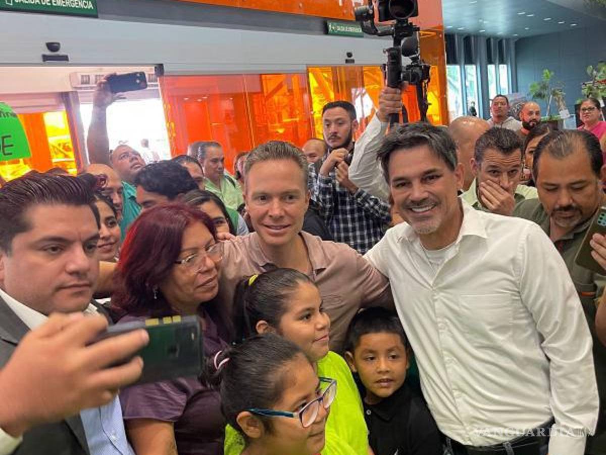 $!Junto a los simpatizantes de Manuel Velasco en el Aeropuerto Internacional de Monterrey también estuvo para recibirlo Patricio Zambrano, reconocido activista y ex candidato del PT, así como ex inquilino de Big Brother.