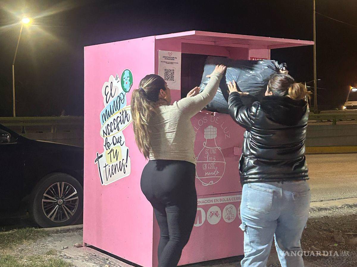 $!Ciudadanas altruistas hacen uso de los contenedores, dejando una donación en módulo ubicado en el V. Carranza.
