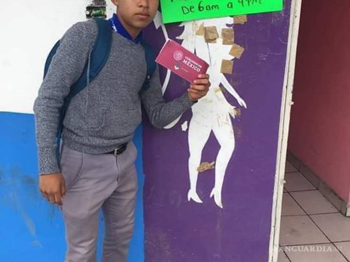 $!En Elektra, frente a 'teibols'; así presumen estudiantes las becas de AMLO