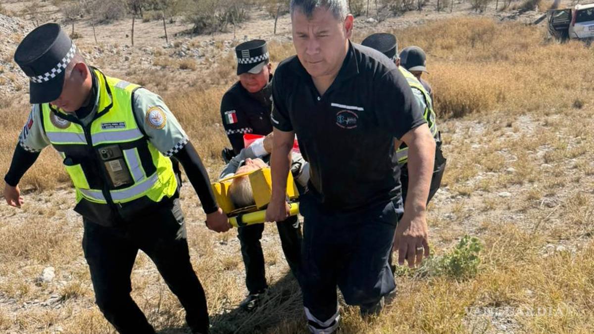 Adulto mayor sufre volcadura en la carretera a Monclova