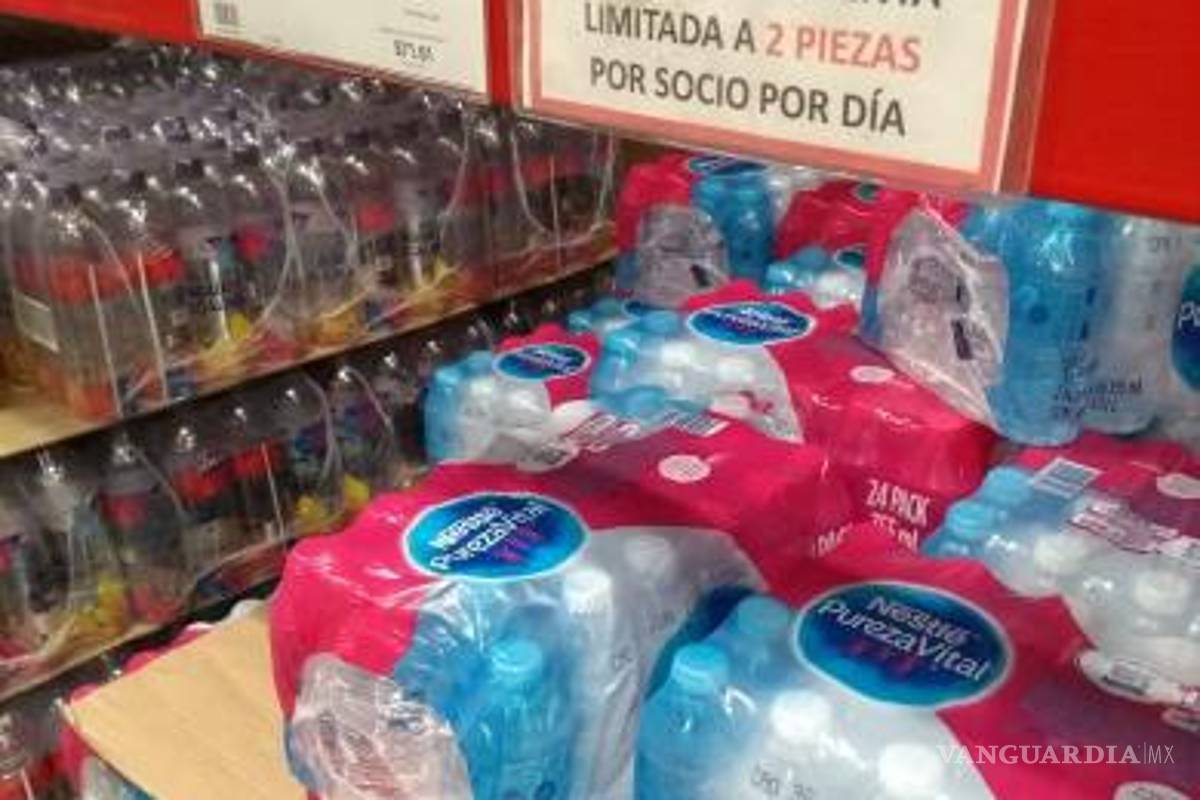 Restringen venta de agua en Saltillo por compras masivas de regios; ponen freno en centros comerciales