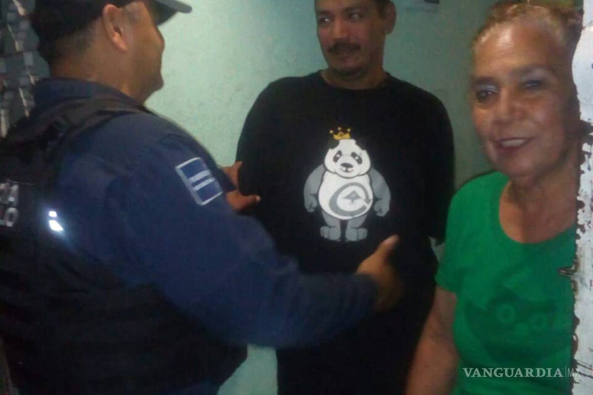 $!Policías de Saltillo dan apoyo a joven enfermo de Parkinson y le donan una silla de ruedas