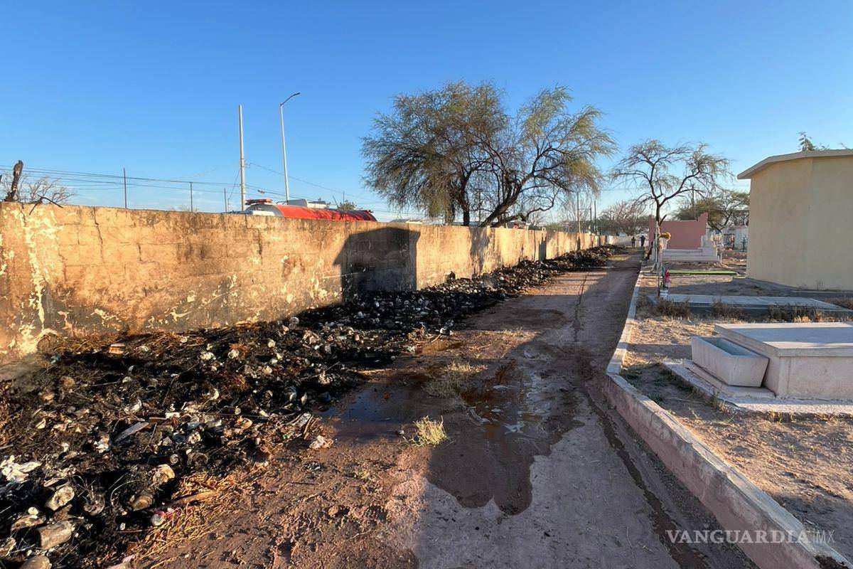 $!La movilización de elementos de emergencia evitó que las llamas se propagaran al interior del panteón.