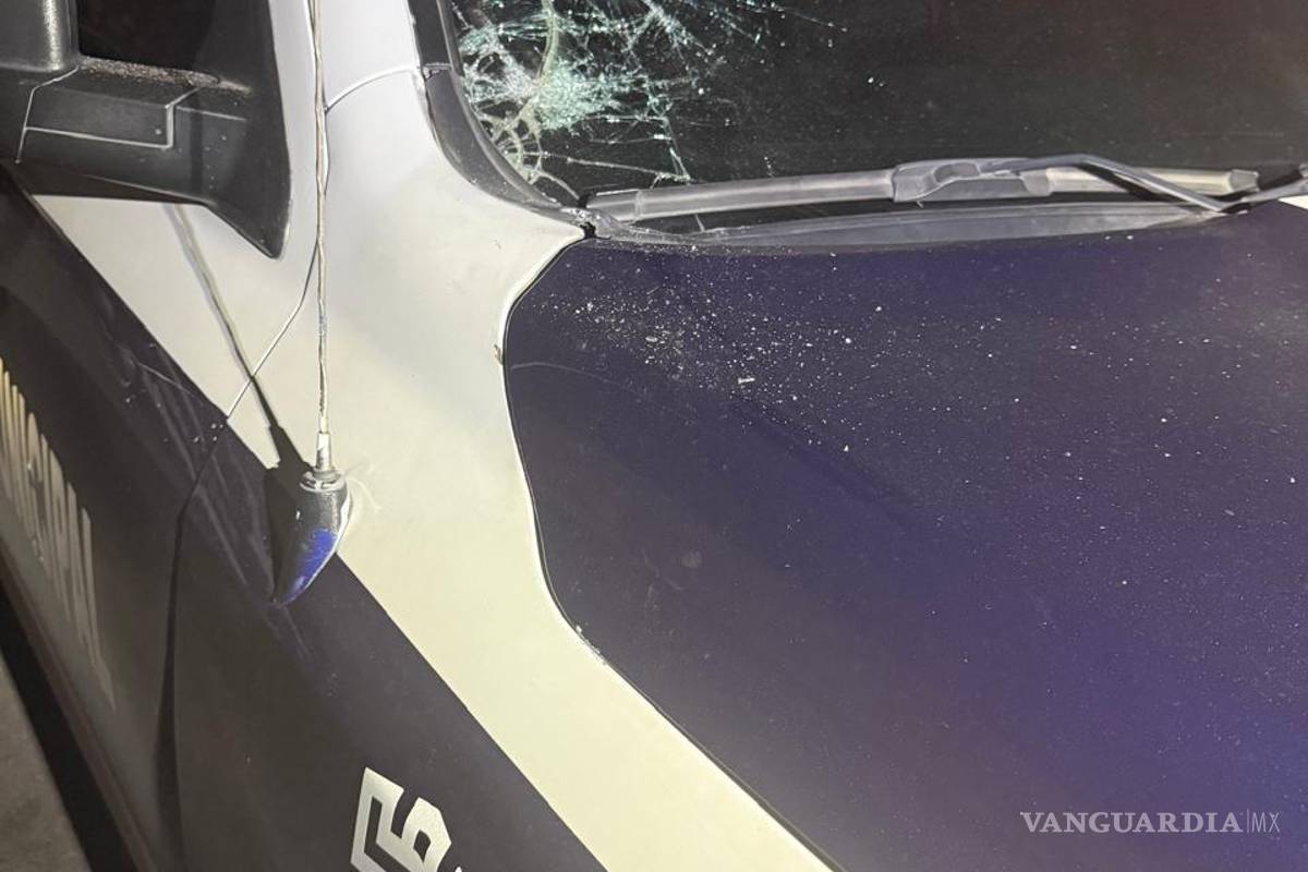 $!Varias patrullas presentaron daños en la carrocería y accesorios tras el disturbio.