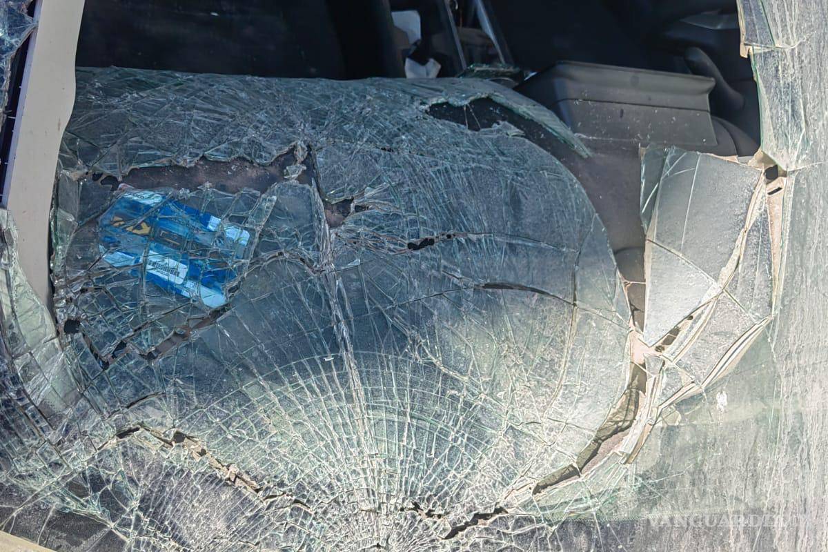 Le desmantelan auto a mujer en Grúas Saltillo