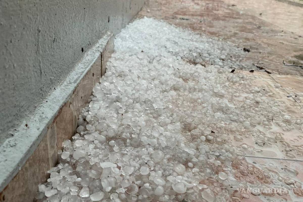 $!Azota a Nuevo León fuerte tormenta con lluvia, viento y granizo; captan tornado en Apodaca