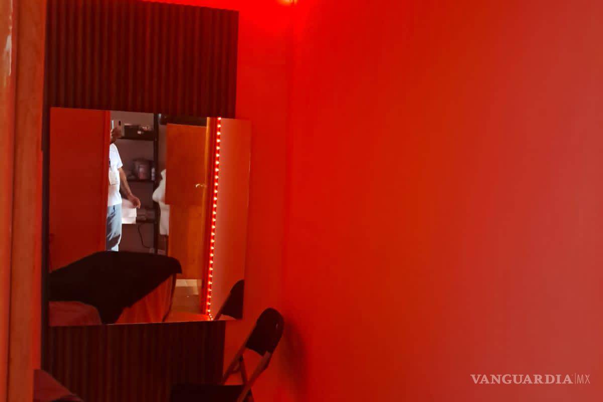 $!Autoridades levantan el acta de clausura mientras vecinos observan el procedimiento.