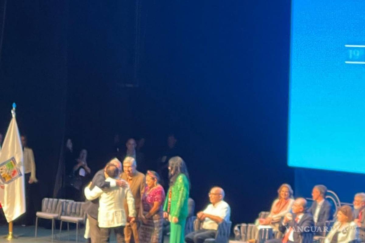 Recibe Carlos Slim Premio Cumbre de la Paz, en Monterrey