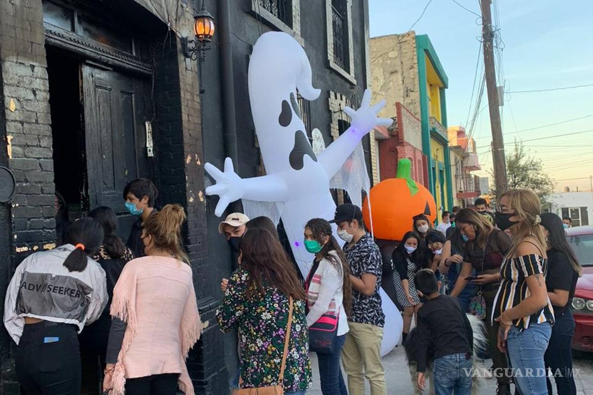 Sin temor a los zombies... ni al COVID, abarrotan museo del horror en Saltillo