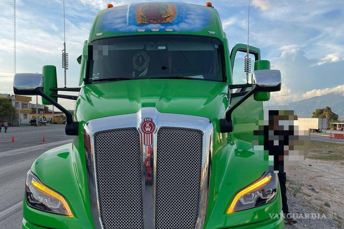 Aseguran en carretera Monterrey-Saltillo tractocamión con 64 mil litros de hidrocarburo