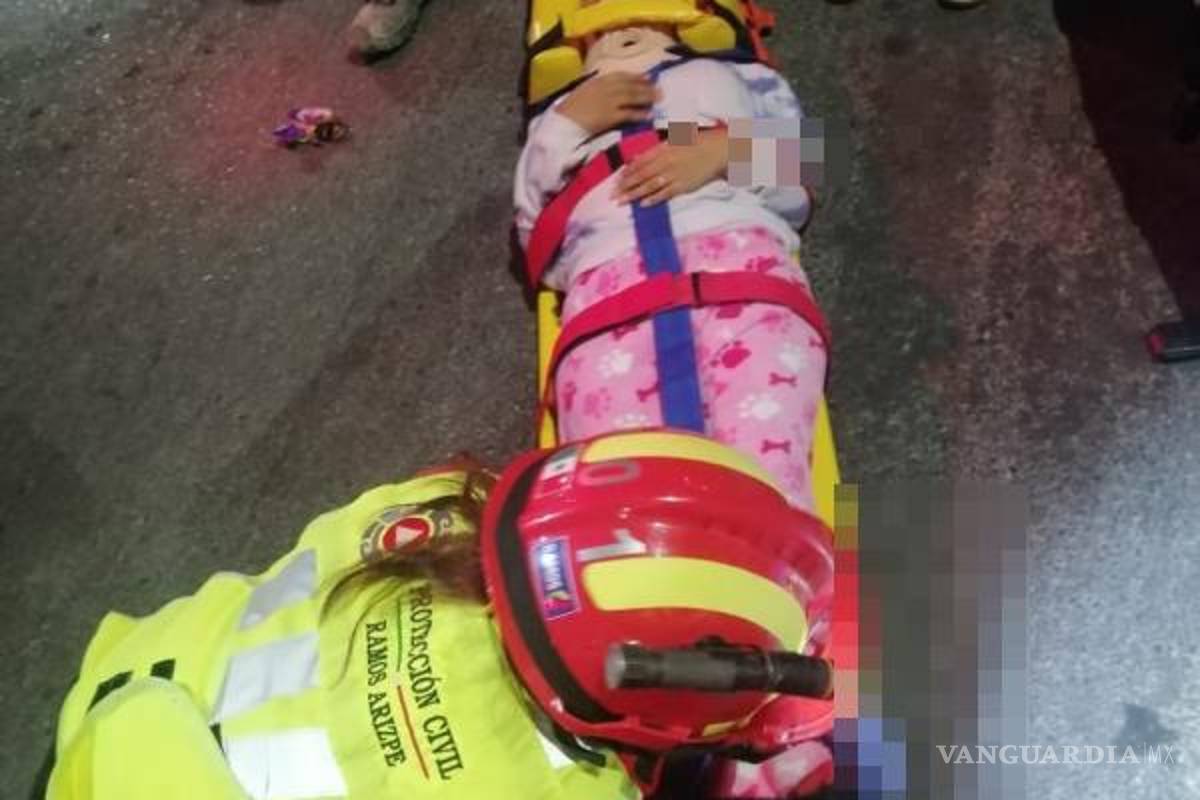 $!Socorristas trasladan a la mujer de 20 años al Hospital General en código amarillo.