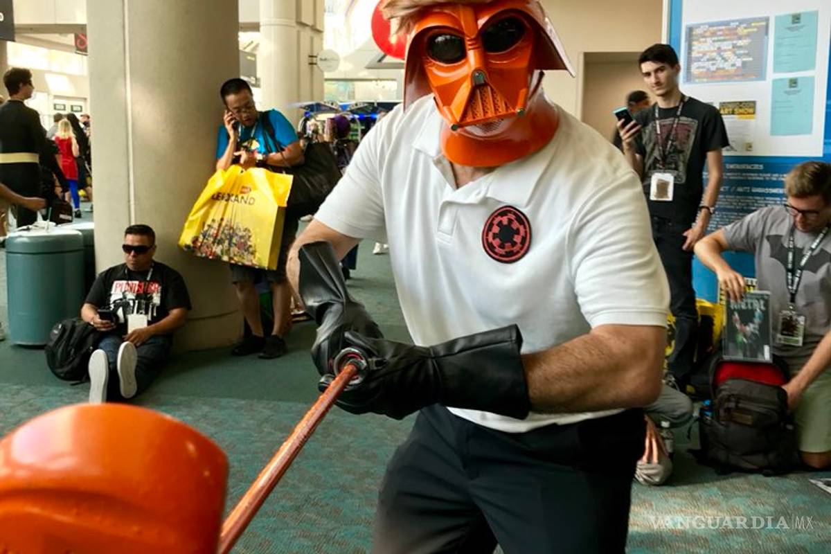 Mark Hamil sorprende con disfraz de 'Darth Trump' en la Comic-Con de San Diego