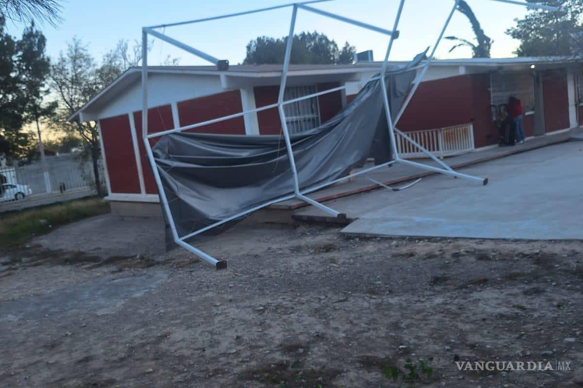 Pese a vientos fuertes, no hubo ausentismo en escuelas de Saltillo... ¡pero en algunas escuelas se cayó hasta el techo!
