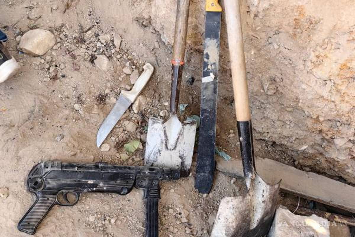 $!n el interior de una de las cavidades fueron hallados varios objetos, incluyendo armas de juguete y hasta un gallo de pelea.