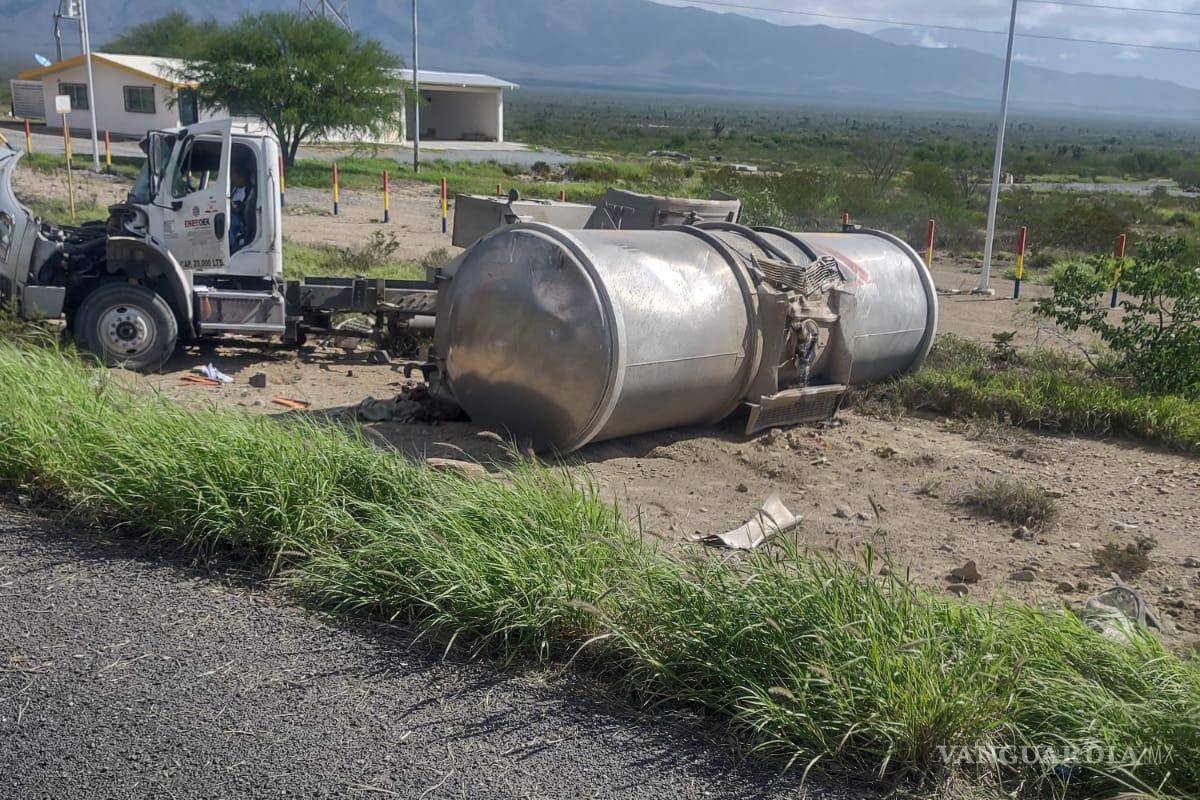 Volcadura de pipa sobre la carretera a Monclova deja un lesionado