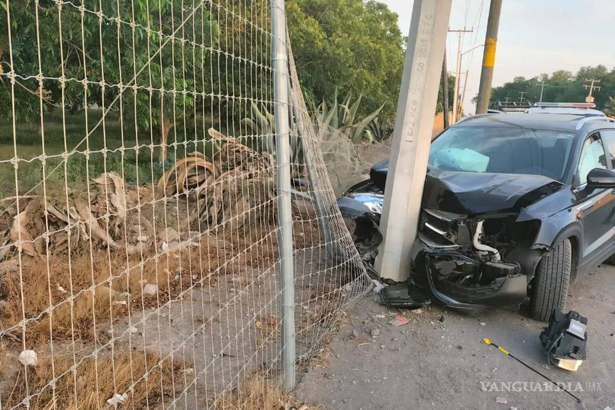Veloz conductor deja a colonias de Parras sin energía eléctrica al impactar poste de luz