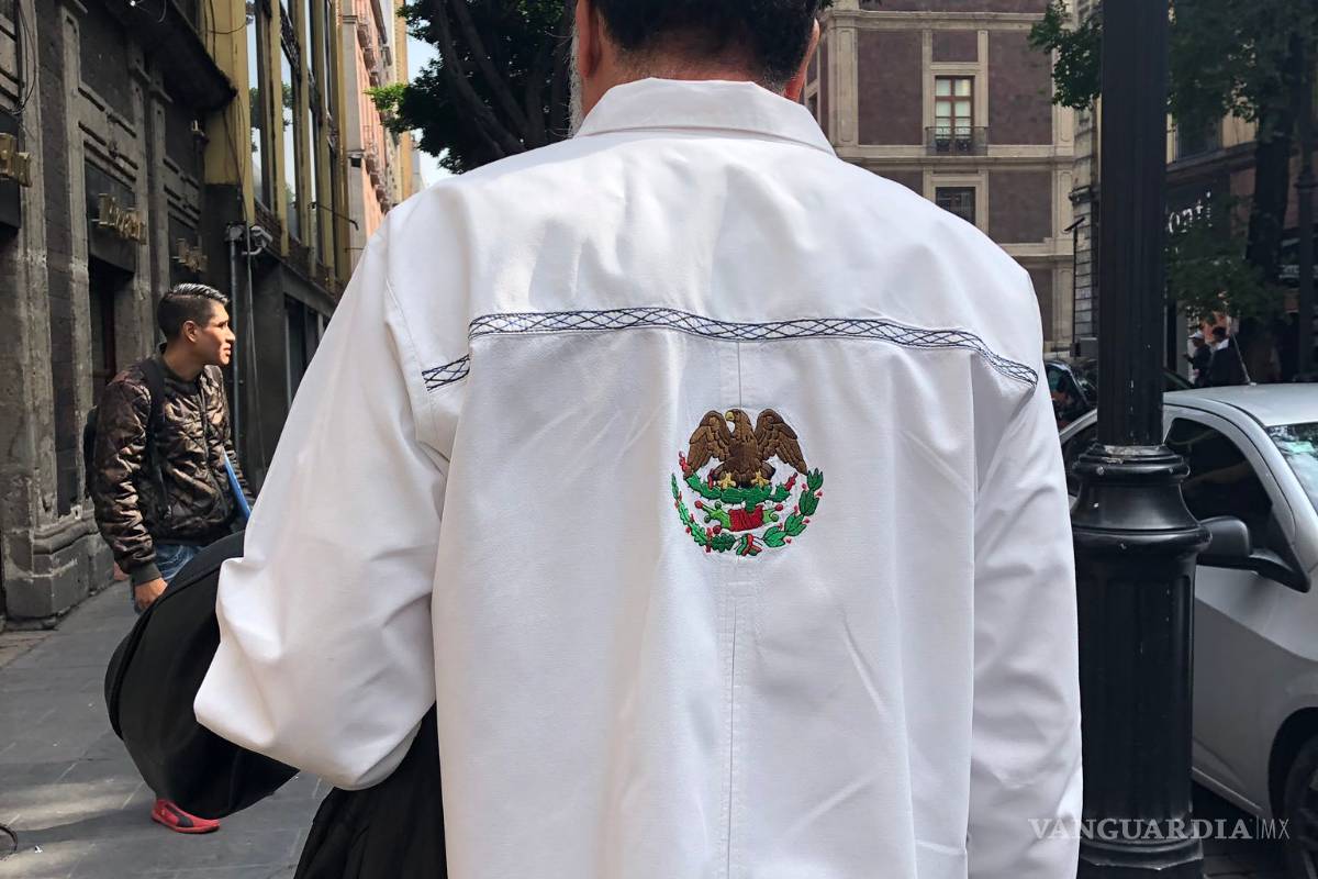 Noroña presume camisa "muy mexicana" y lo tunden en redes sociales