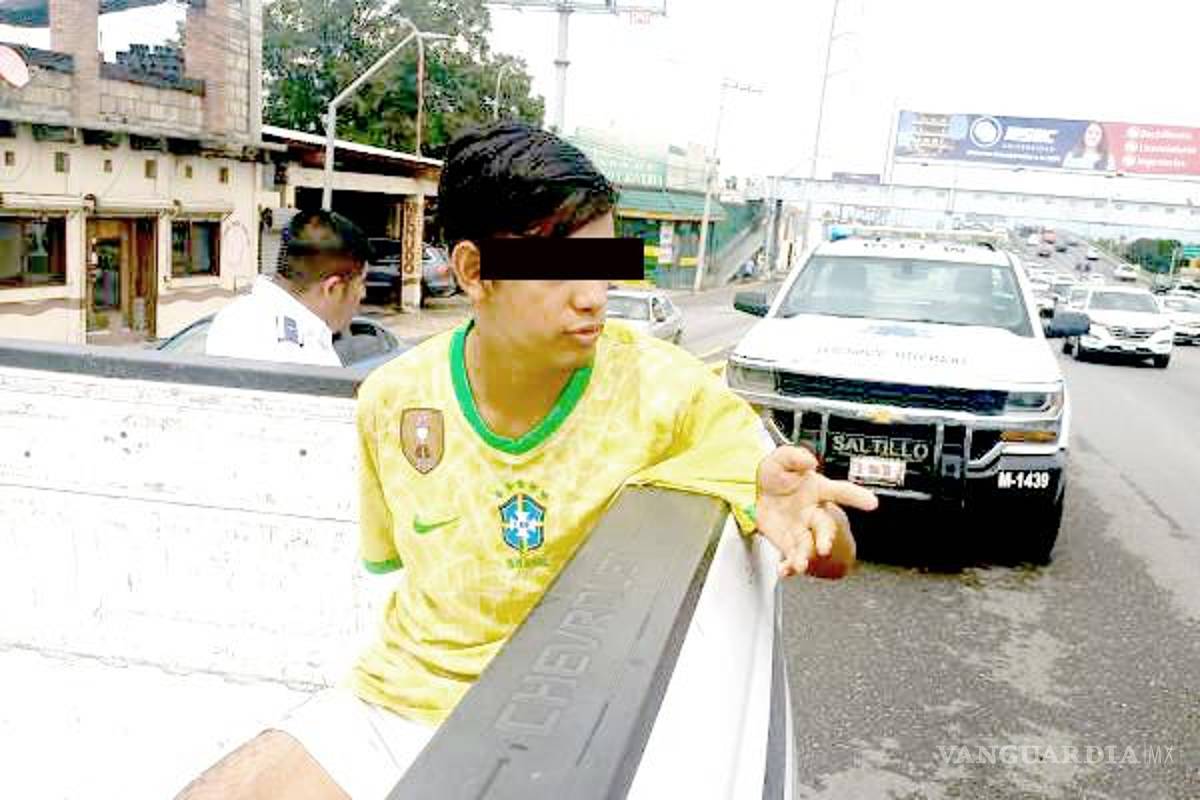 Tras persecución, detienen a joven que conducía un auto robado, en Saltillo