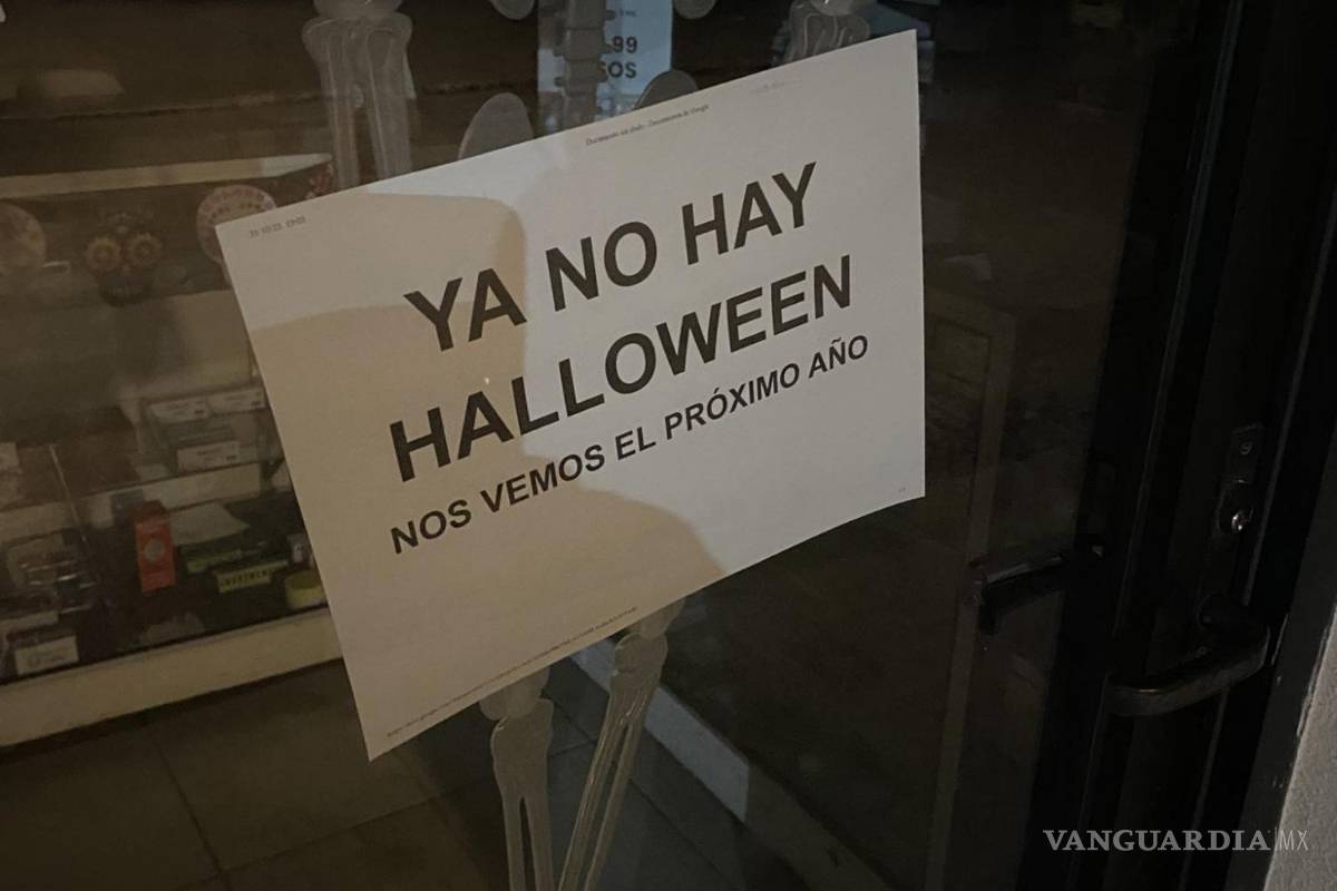 $!El joven confesó entre risas que, para terminar rápido, permitió que los pequeños y grandes que acudían por su calaverita tomaran a puños el producto.