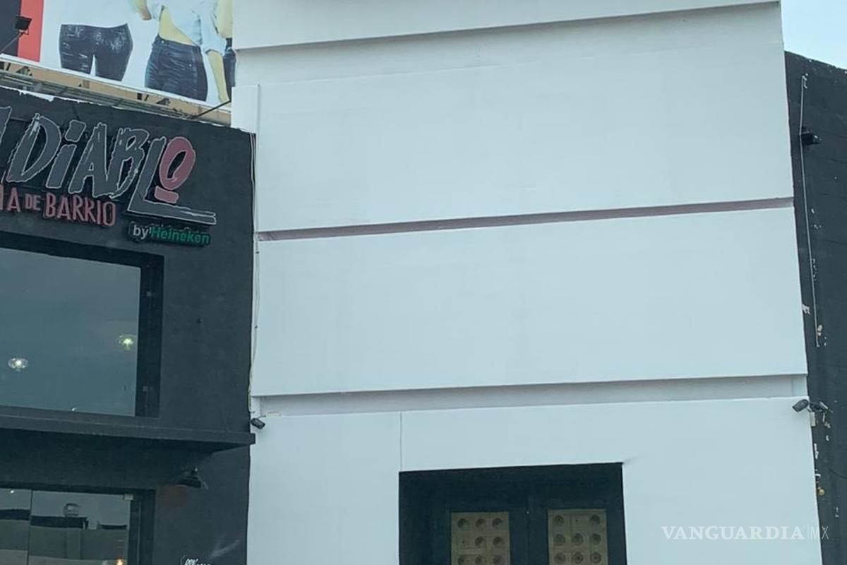 Reportan clausura de bar al norte de Saltillo; ‘en riesgo’ evento de comedia
